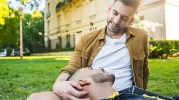 Porträt eines glücklichen schwulen Paares, das Zeit zusammen verbringt und ein Date im Park hat. LGBT- und Liebeskonzept.