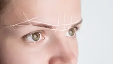 Stirnmarkierung und Messung vor dem Microblading